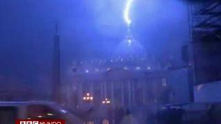 VIDEO: Tras la renuncia del Papa, un rayo golpea San Pedro