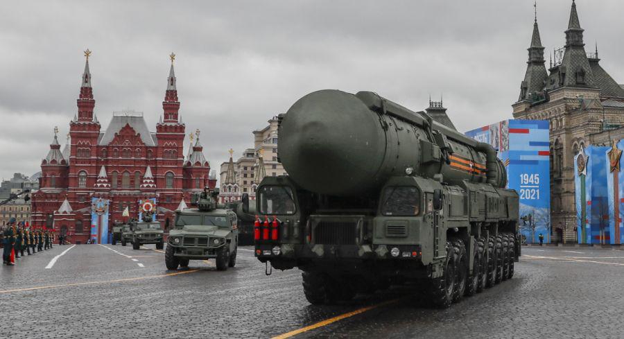 El lanzador de misiles balísticos intercontinentales Russian Yars participa en el desfile militar del Día de la Victoria en la Plaza Roja de Moscú, Rusia. (EFE / EPA / YURI KOCHETKOV).