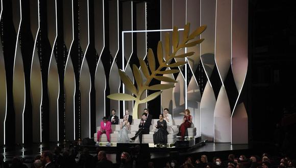 Miembros del jurado aparecen en la inauguración del Festival de Cannes este 6 de julio. (Photo by CHRISTOPHE SIMON / AFP)