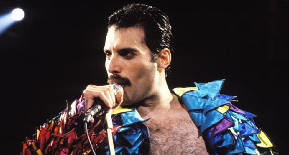 Un 23 de noviembre de 1991, el solista de la influyente banda de rock británica Queen, Freddie Mercury, confiesa que padece sida. Fallece al día siguiente en su casa de la lujosa calle de Knighsbridge de Londres. (AFP).