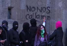 México:  mujeres pintan fachada del Palacio Nacional en protesta por feminicidios