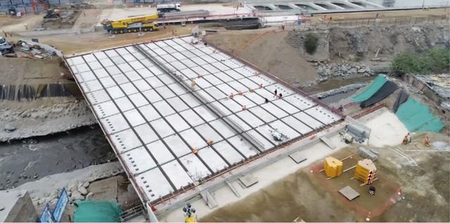 El alcalde de Lima,Luis Castañeda Lossio, explicó que ya está culminado el tendido del puente, y que ahora se avanzará con el vaciado del concreto y la unión de los bloques que garanticen la sostenibilidad de esta estructura. (Municipalidad de Lima)