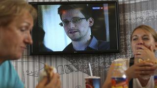 Edward Snowden sigue en aeropuerto de Moscú y sin un pasaporte válido