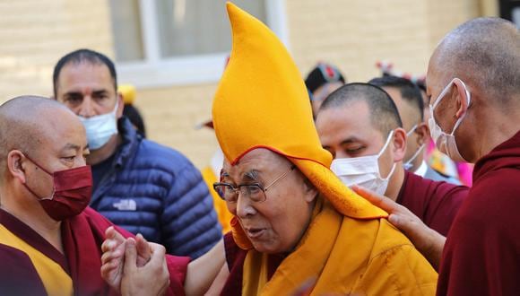 El líder espiritual tibetano, el Dalai Lama, se disculpó el 10 de abril de 2023 después de que un video que lo mostraba pidiéndole a un niño que le chupara la lengua provocó una reacción violenta en las redes sociales. (Foto por AFP)