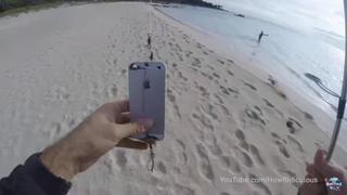 Usó un iPhone como carnada y esto fue lo que pescó [VIDEO]