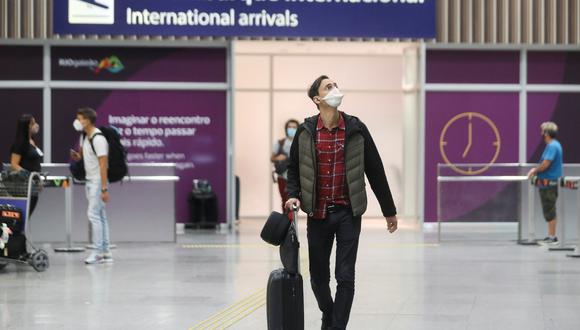 Los pasajeros de la aerolínea British Airways llegan al aeropuerto internacional de Galeao, en medio de la pandemia de coronavirus en Río de Janeiro, Brasil, el 21 de diciembre de 2020. (REUTERS/Pilar Olivares).