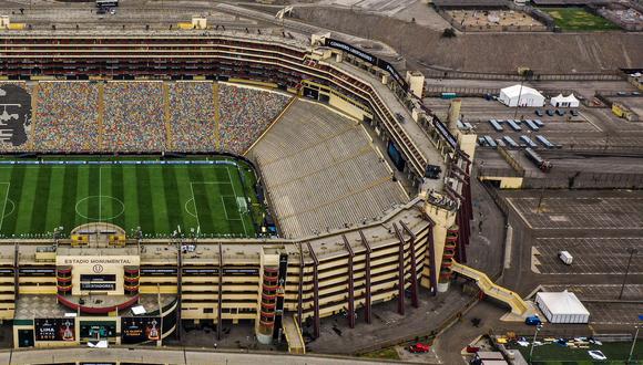 De una de estas carpas blancas, instaladas en la parte lateral del Estadio Monumental, fueron sustraídos los equipos de telecomunicaciones, según una denuncia policial. (Foto: Daniel Apuy / Grupo El Comercio)