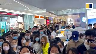 China: cientos de personas llenan un centro comercial en busca del nuevo iPhone 13