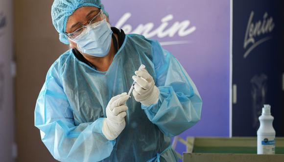 Personal médico del Hospital Centinela Pablo Arturo Suárez prepara una dosis de la vacuna contra la covid-19, en Quito (Ecuador). (Foto Referencial: EFE/ Jose Jacome).