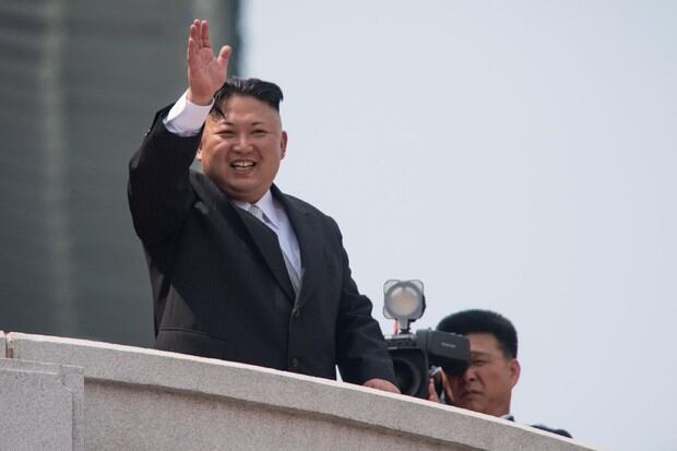 Esta foto de archivo tomada el 15 de abril de 2017 muestra al líder norcoreano Kim Jong-un saludando desde un balcón de la Grand People's Study House después de un desfile militar (Foto por ED JONES / AFP)
