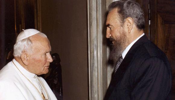 Cordial saludo entre Juan Pablo II y Fidel Castro. (Foto: Agencia AP)
