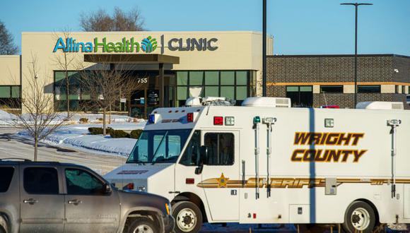 Un vehículo del Sheriff del condado de Wright está estacionado afuera de la Clínica Allina Health en Buffalo, Minnesota, luego de que un tiroteo dejara un muerto. (Foto de Kerem Yucel / AFP).