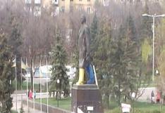 YouTube: Derriban estatuas de Lenin en Ucrania (VIDEO)