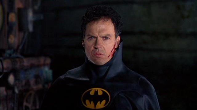Micheal Keaton tenía 40 años cuando protagonizó "Batman, regresa". Luego de decidir que no seguiría interpretando al hombre murciélago, el actor es parte de innumerables filmes de mediano y gran éxito como Jackie Brown de Quentin Tarantino.