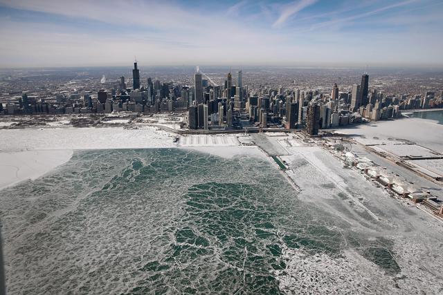 Estados Unidos: Impresionantes fotos aéreas muestran a Chicago petrificado por ola de frío ártico. Foto: AFP
