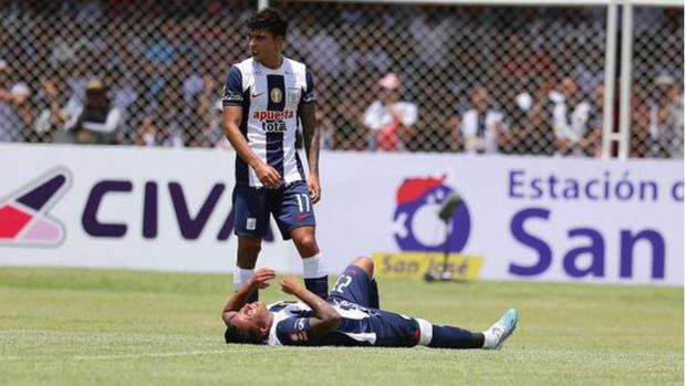 Cueva y el momento de su lesión tras chocar en el partido entre Alianza Lima y Atlético Grau, el pasado 26 de marzo. 