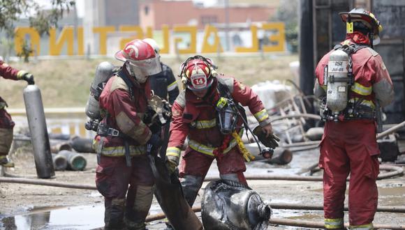 Mario Casaretto, jefe territorial de los bomberos para Lima y Callao, estimó que en el local se apilaban unos 2.000 balones de gas, oxígenos y acetileno. (Foto: Francisco Neyra/El Comercio)