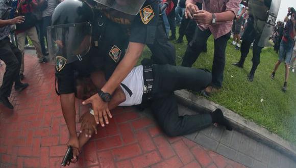 Huelga policial: enfrentamiento en Plaza Dos de Mayo [VIDEO]