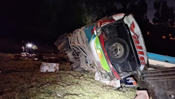 En la madrugada de hoy, un vehículo de transporte público perdió pista y cayó en una quebrada en el km 6 de la vía Papallacta. (Foto: Twitter)