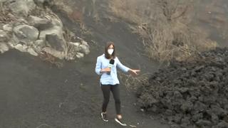 Policía español regaña en vivo a periodista por ponerse en peligro cerca del volcán de La Palma | VIDEO