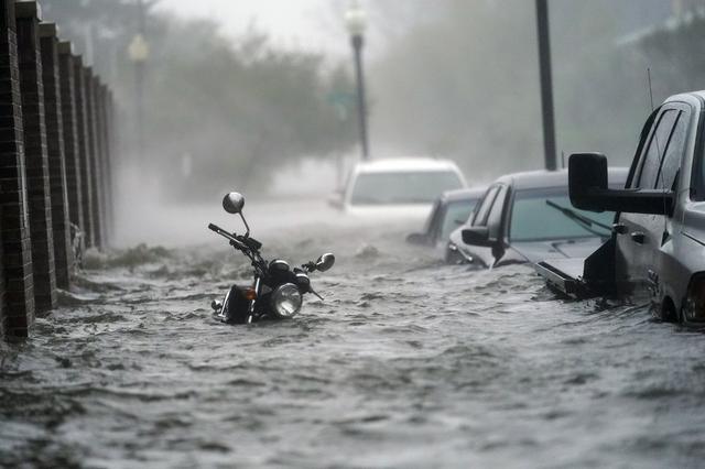 El huracán Sally tocó tierra el miércoles cerca de Gulf Shores, Alabama, como una tormenta de categoría 2, empujando el agua del océano hacia la costa y arrojando lluvias torrenciales. (Foto AP / Gerald Herbert).