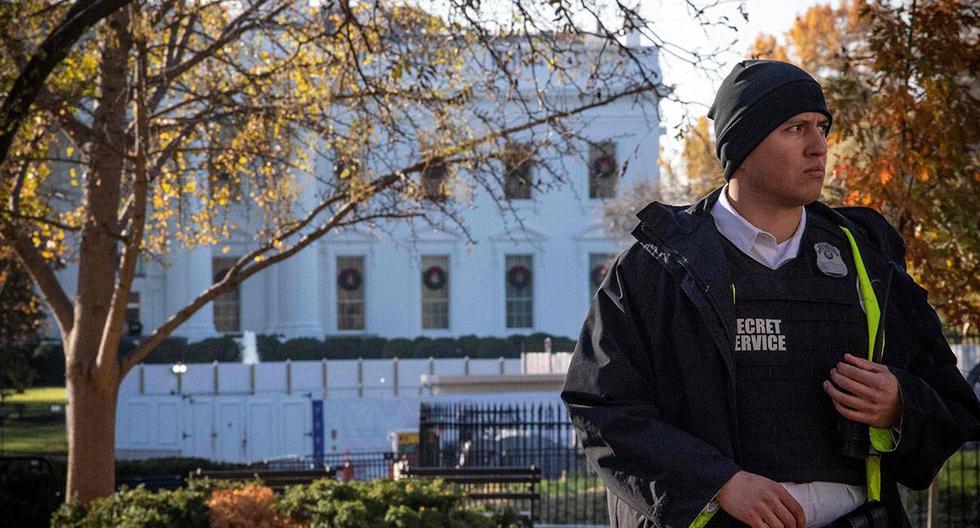 Un oficial uniformado del Servicio Secreto patrulla los terrenos de la Casa Blanca en Washington, DC, durante un encierro luego de una violación del espacio aéreo. (Foto: AFP)