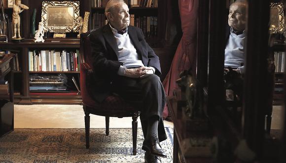Javier Pérez de Cuéllar en su biblioteca. Aparte de su larga vida como diplomático, también se ha dedicado a la escritura. En 2014 publicó Los Andagoya | Foto: Paul Vallejos