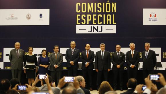 Solo cinco integrantes de la Junta Nacional de Justicia juraron ayer: Inés Tello (segunda en la foto), Imelda Tumialán (tercera), Antonio de la Haza (séptimo), Henry Ávila (octavo) y Aldo Vásquez (noveno).  (Foto: Renzo Salazar / GEC)