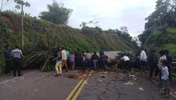 Con árboles y llantas quemadas fue bloqueada la vía. Ministerio Público en coordinación con la Policía Nacional, exhortaron a los manifestantes realizar la protesta en forma pacífica. (Foto: Daniel Carbajal)