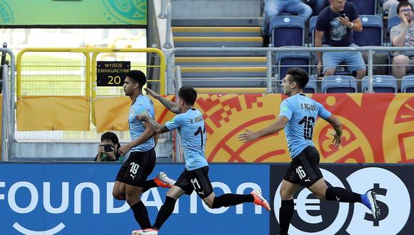Uruguay vs. Ecuador: Ronald Araújo aprovechó un rebote en el área para el 1-0 | Foto: EFE