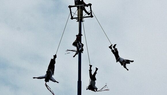 Los voladores de Paplanta es un ritual milenario de los indígenas mesoamericanos, donde ‘los hombres-pájaro’ vuelan en cuatro direcciones y realizan en grupo un número de vueltas que simboliza los ciclos solares.