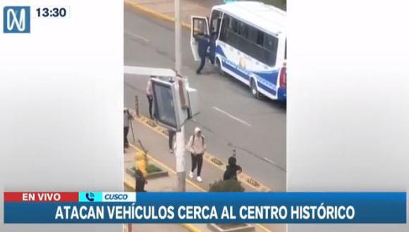 El conductor de un bus de transporte público se vio obligado a bajar de su unidad y ponerse a buen recaudado, mientras que los pasajeros huyeron de la zona.