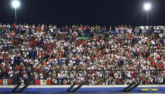Gran número de peruanos se desplazaron al estadio de Boca Juniors para apoyar a la selección nacional y alentaron los 90 minutos. (Foto: FPF)