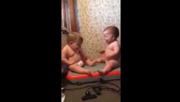 Los pequeños se divierten sobre la máquina de ejercicios. (Foto: YouTube)