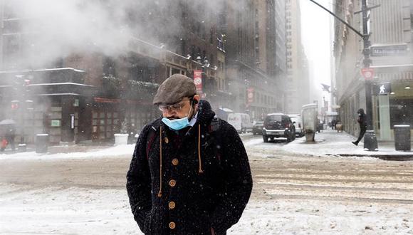 La gente camina en medio de una nevada en Nueva York, Nueva York, Estados Unidos, el 18 de febrero de 2021. (Foto: EFE / EPA / JUSTIN LANE).