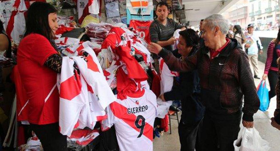 La expectativa generada por la selección peruana de fútbol favoreció una mayor presencia de familias peruanas en las tiendas de Gamarra. (Foto: Andina)