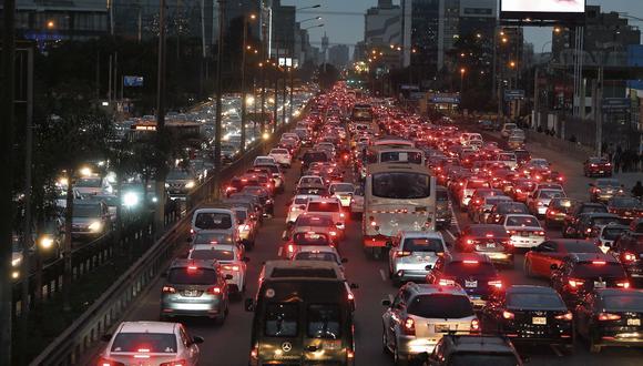 Una imagen habitual de la avenida Javier Prado: cientos de taxis y colectivos informales trasladando a un promedio de 2 pasajeros cada uno, perjudicando la circulación de corredores que trasladan a más de 50 personas. Una muestra de que el espacio público no prioriza a la mayoría.