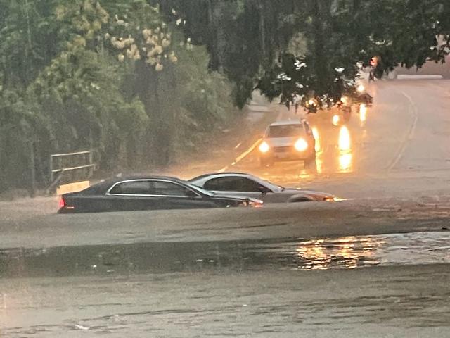 Esta foto proporcionada por el Departamento de Policía de Dallas el 22 de agosto muestra vehículos detenidos en aguas inundadas a lo largo de una calle en Dallas, Texas. (Foto: AFP)