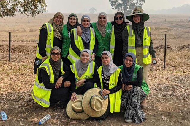 Mujeres viajan con 5 camiones de provisiones para cocinarle a 150 bomberos exhaustos en Australia. (Australian Islamic Center)