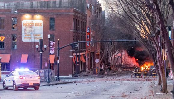 Los escombros ensucian la carretera cerca del sitio de una explosión en el área de Second and Commerce en Nashville, Tennessee, EE.UU. (Foto: Elliott Anderson / Tennessean.com / USA TODAY NETWORK/REUTERS).