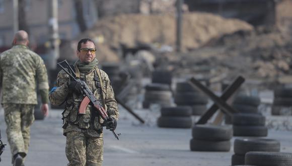 Combatientes de la Defensa Territorial de Ucrania patrullan en un puesto de control de carreteras en Kyiv. (EFE/EPA/SERGEY DOLZHENKO)