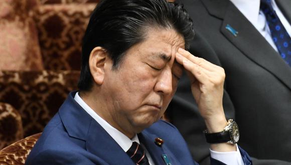 El descubrimiento a principios de marzo del falseo de documentos del Ministerio de Finanzas de Japón relacionados con la venta ventajosa de un terreno estatal a una institución privada con vínculos con Shinzo Abe afectó su popularidad. (AFP)