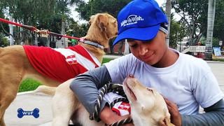 Niña delicada de salud vive el sueño de jugar con perros de verdad