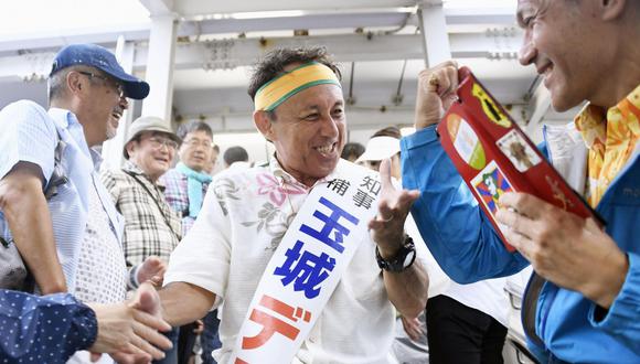 El exdiputado japonés de la oposición Denny Tamaki ganó el domingo las elecciones a gobernador de la prefectura de Okinawa, una votación clave para definir el traslado de una base militar de Estados Unidos en esa región. (AP)