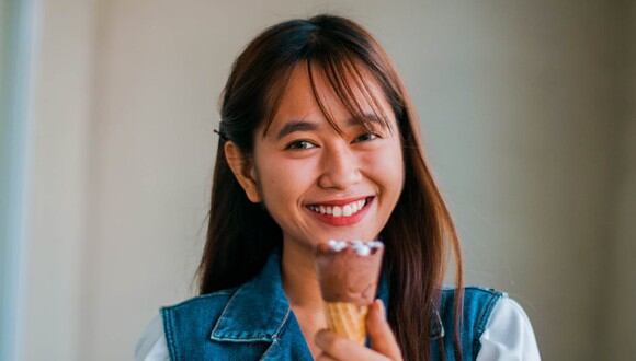 Una mujer comiendo un helado. | Imagen referencial: Thegiansepillo / Pexels