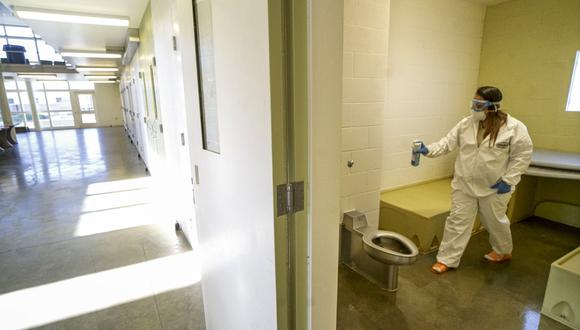 Una reclusa limpia una celda de la cárcel en el Centro de Detención de Mujeres de Las Colinas en Santee, California. Las cárceles de Estados Unidos Informaron 30,000 casos de coronavirus entre los reclusos y los guardias. (Foto: AFP/Sandy Huffaker)
