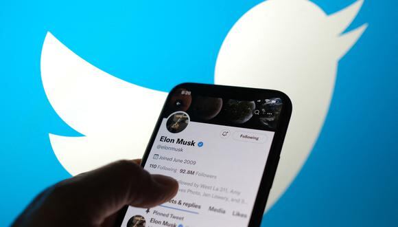 Usuarios con verificación de legado reciben mensajes para que se suscriban a Twitter Blue.