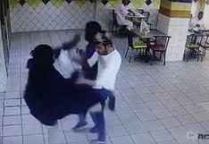 Mujer descontenta lanza patada "a lo Mortal Kombat" a un empleado