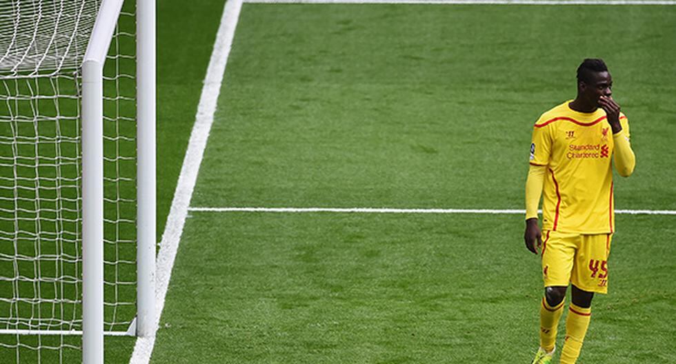 Mario Balotelli se molestó por cobrársele una jugada en supuesto fuera de juego. (Foto: Getty Images)