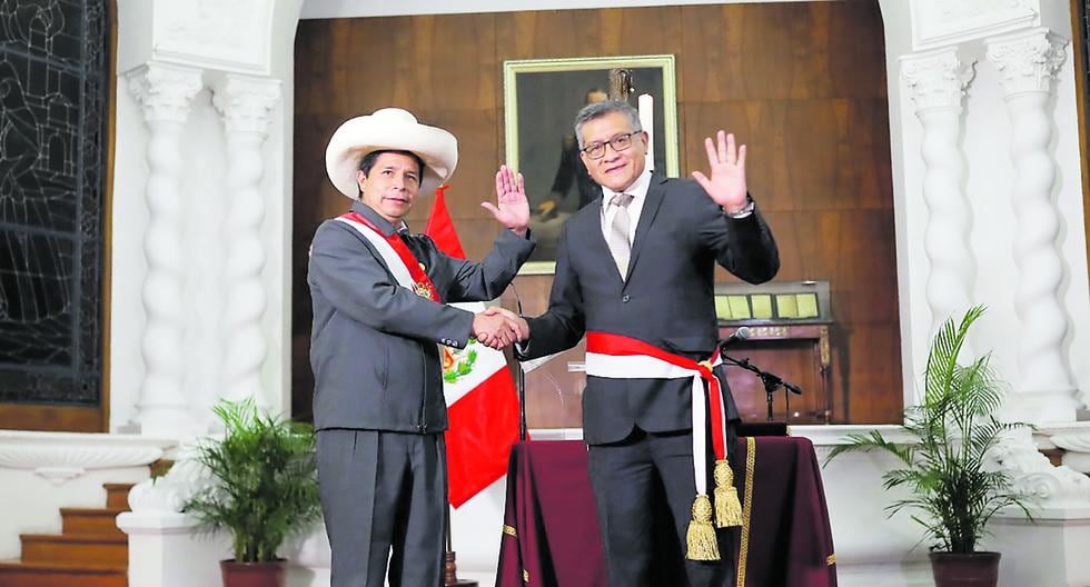 Rosendo Serna, ministro de Educación, responde por sus rencillas con el Sutep. Sin embargo, no es del grupo de los radicales de la Fenate Perú.